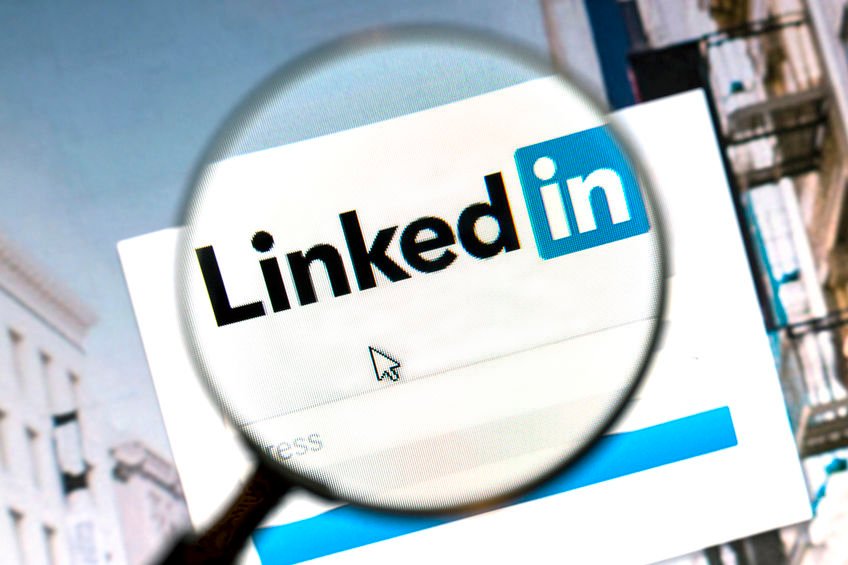 Site web Linkedin sous une loupe. Linkedin est un site de réseau social orienté vers les entreprises.